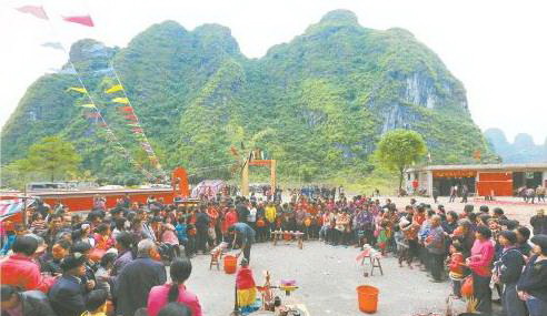 11月25日,村民们等待喝“罗汉粥”。