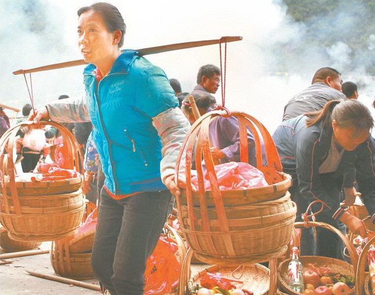11月25日上午,许多村民挑着食品来参加祭祀活动,兴奋不已。