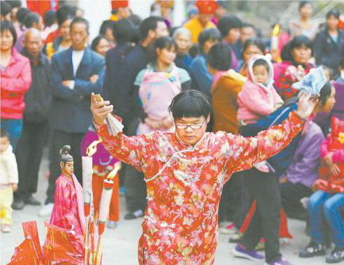 11月25日,一位男扮女装民间法师艺人在民俗活动中表演祭神舞蹈。在传承青黄不接的现状下,少数年轻人继承了此项民俗文化。