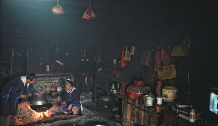 大多数瑶民还保留着烧柴做饭的传统习俗。室内被烟火长期熏烤,黑乎乎的。