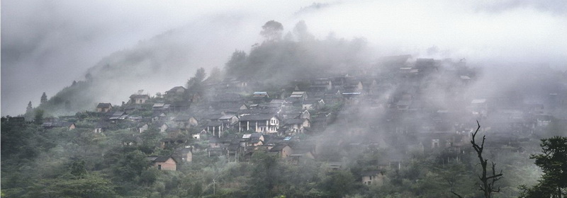 9月18日,海拔830米山峰,云雾中的油岭瑶寨。