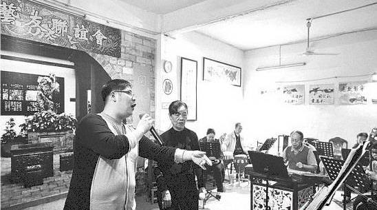 供街坊唱粤曲的知音艺友会