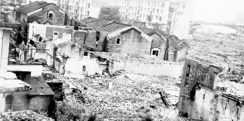 麦天合被拆除期间,潘煜池赶到现场,拍下西路屋宇被拆除照片,工人们意外发现房子下方有一座空荡地下室,为钢筋水泥构造。