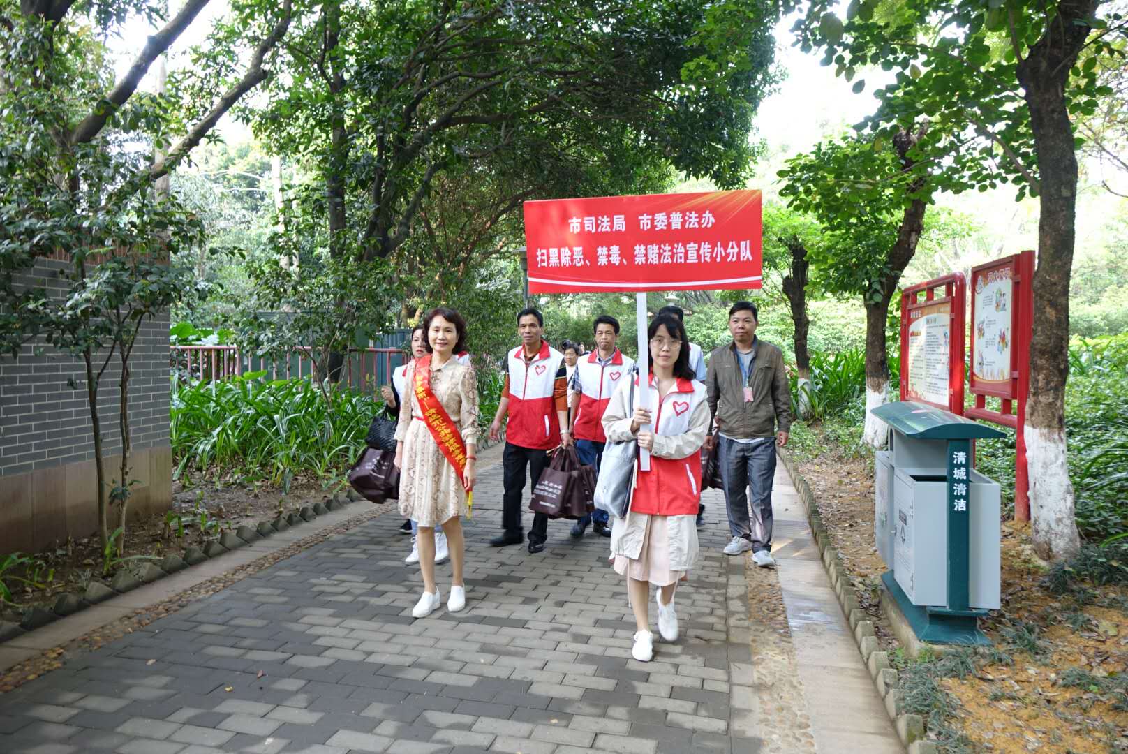 3月5日，市司法局、市委普法办在清城区凤城街道凤桂园社区开展扫黑除恶、禁毒、禁赌法治宣传活动2.jpg