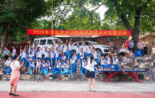 现场学生积极参与互动问答。清远日报记者_江元威_摄.jpg