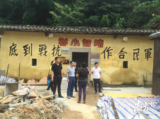 李庚原与县委组织部人员前往存久洞村了解党建工作。程浩 摄