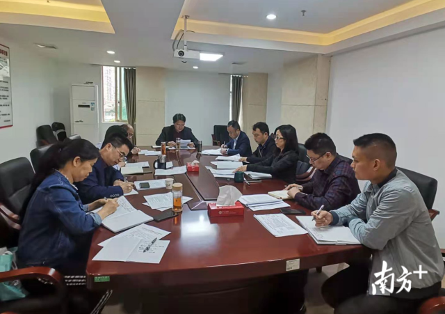 日前，清远市退役军人事务局召开党组理论学习中心组（扩大）会议。