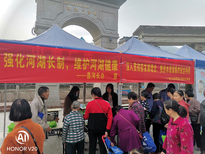 3月26日，县城凯旋门广场举办节水相关活动.jpg
