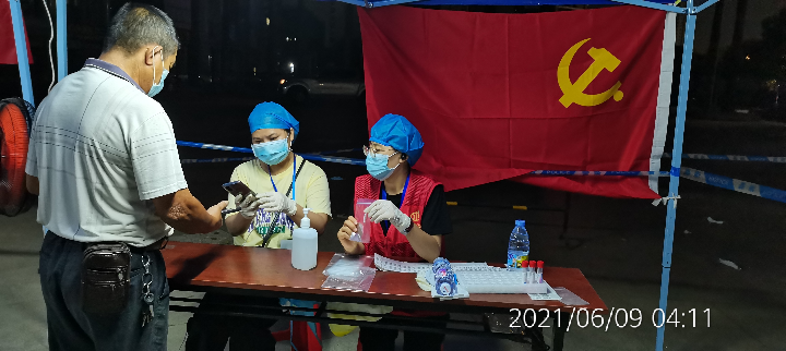 2021年6月8日，清远市水利局第一批党员突击队志愿者主动亮身份、带头宣讲防疫知识，协助永安社区（义乌商贸城点位）开展核酸检测工作。.jpg