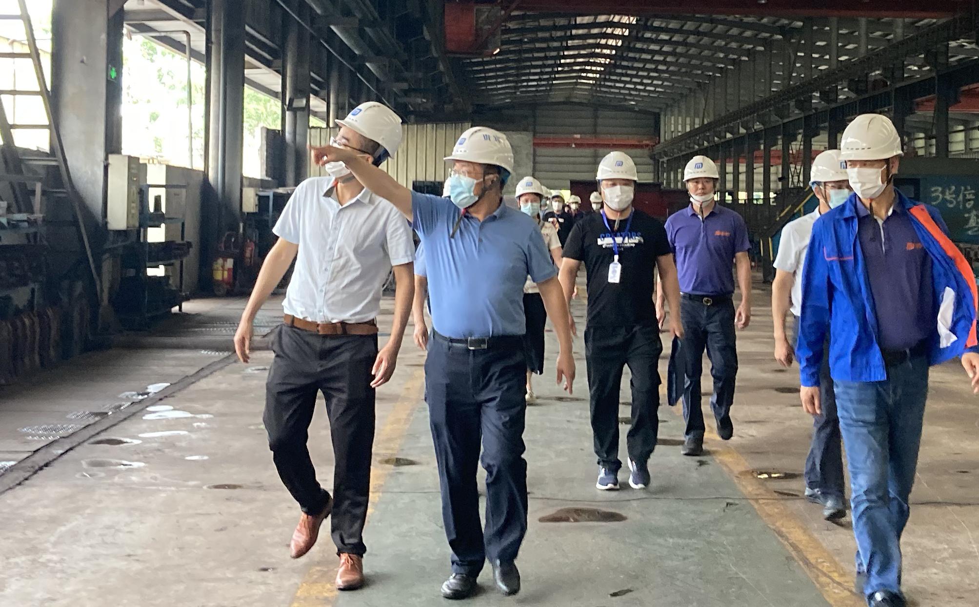 曾庆中一行重点检查了作业人员持证上岗及有无违规操作行为,认真查看