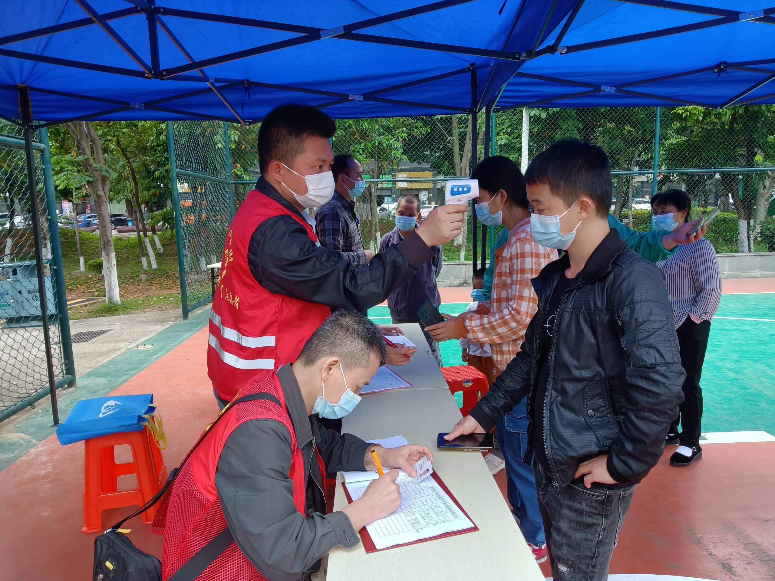 “红马甲”志愿者在行动——市林业局党员干部职工下沉社区助力疫情防控