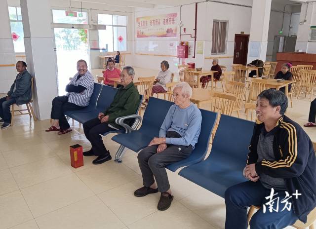 老人们在寨岗镇敬老院宽敞的影视娱乐厅看电视。
