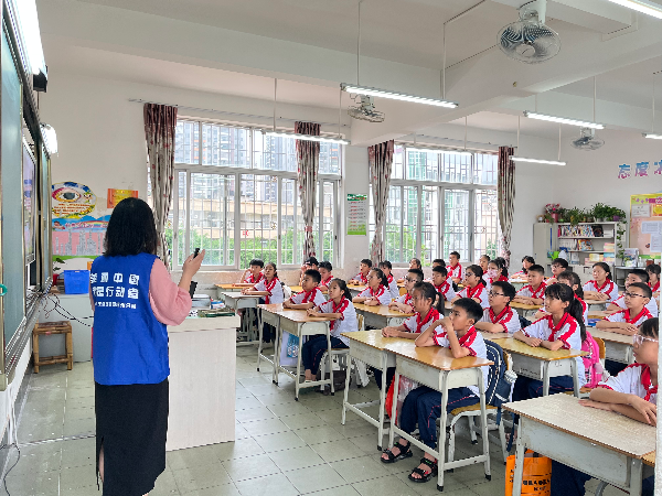 6月15日上午，连州分局工作人员到燕喜小学小学进行低碳日宣讲活动 (2).jpg