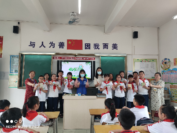 6月15日上午，连州分局工作人员到燕喜小学进行低碳日宣讲活动 (1).jpg