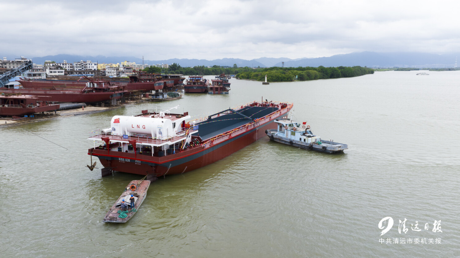 8月5日，清远首艘新建LNG动力船在清新区山塘船厂顺利下水。
