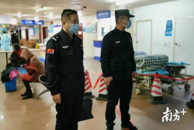 王晓亮(左)在英德市人民医院处警。陈咏怀摄