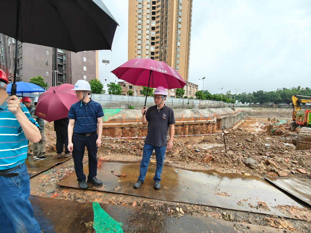 市住房城乡建设局领导带队对工地强降雨强防御工作开展网格化检查