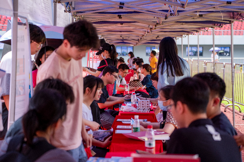 图片一  20231021001-2023年5月27日，清远市举办2023年广东省粤北片区“稳就业促发展”大型招聘活动，现场前来咨询的求职者络绎不绝。.jpg