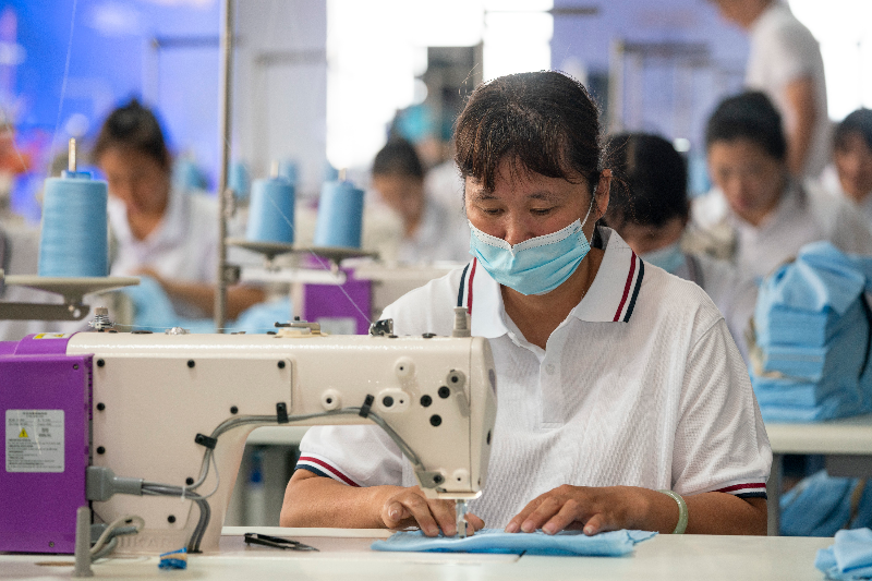 图片二 20231021003-广清纺织服装产业有序转移园内，企业生产车间一角。清远日报记者 江元威 摄2.jpg