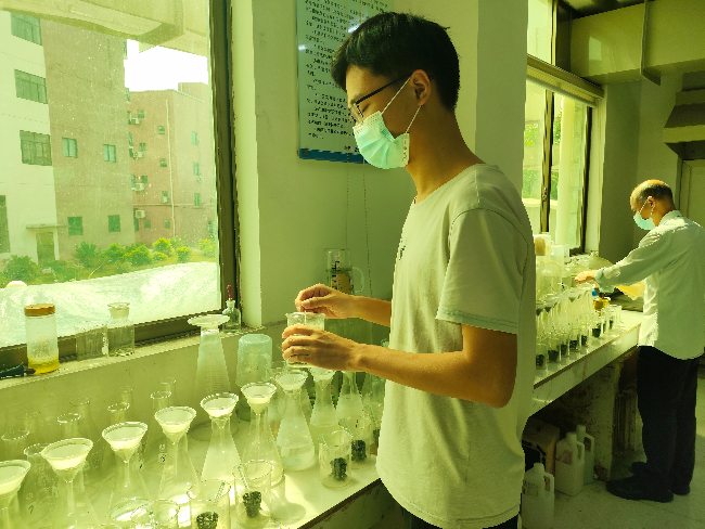 骆言在企业化验室进行样品检测分析.jpg