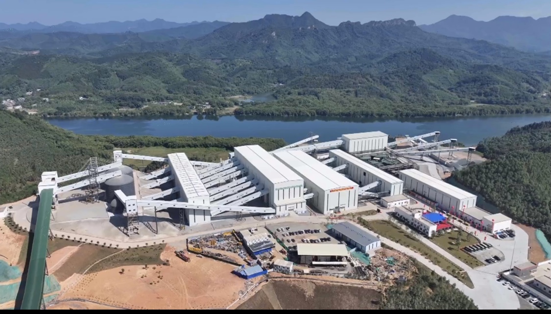 广东省英德市连江口镇银坑矿区建筑用砂岩矿.jpg
