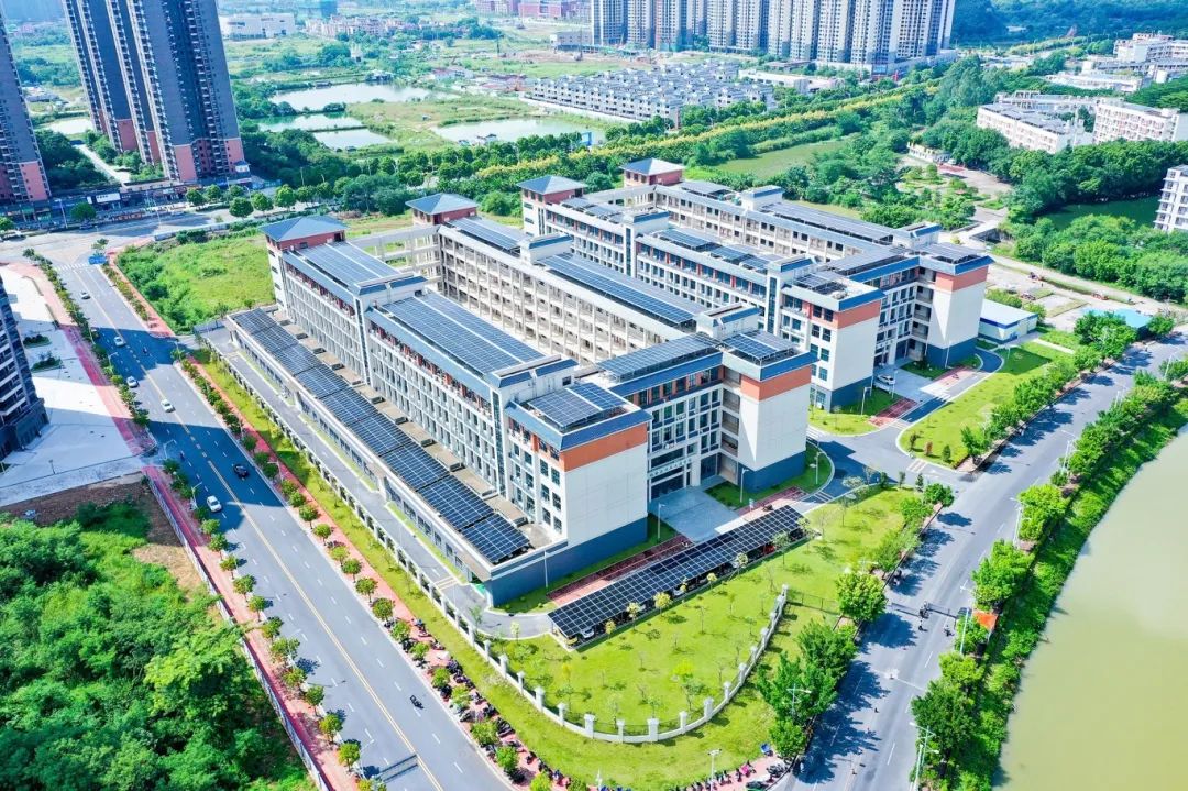 清远职业技术学院屋顶分布式光伏发电项目航拍图.jpg