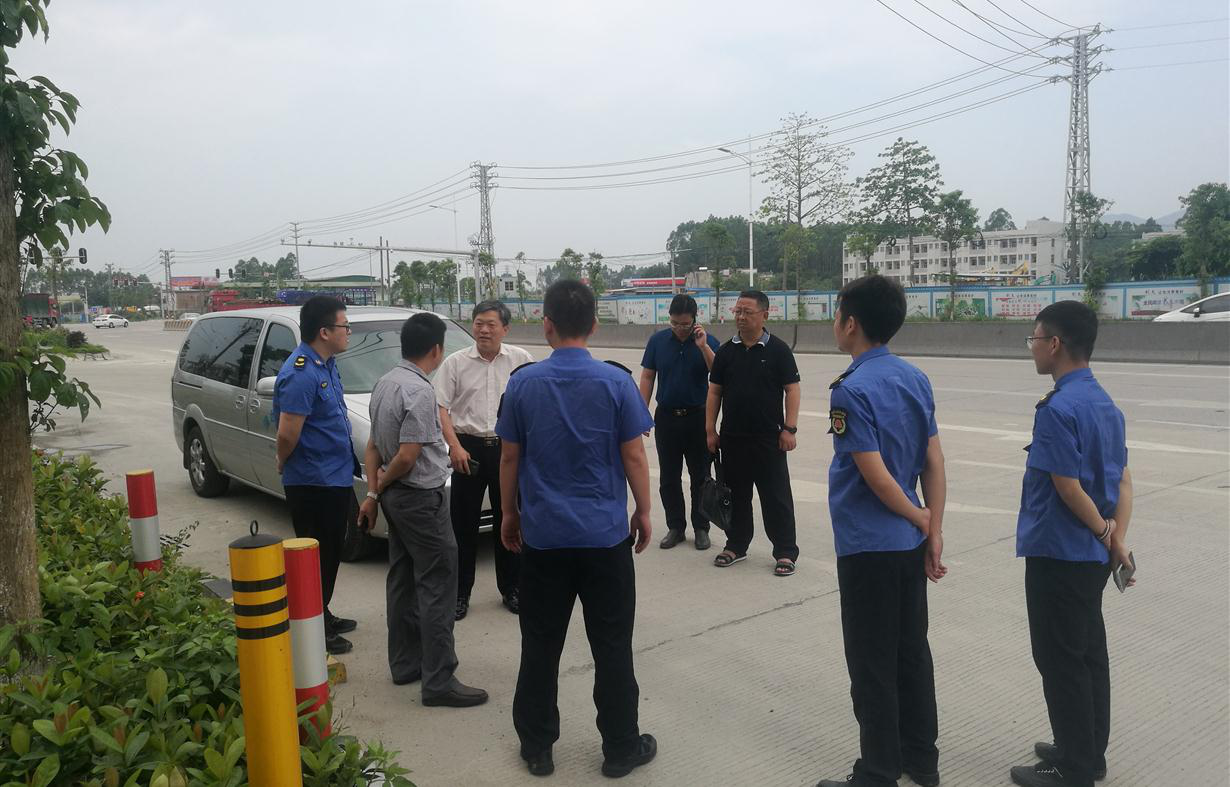市城管局局长李举烈带队实地检查督导市区道路污染