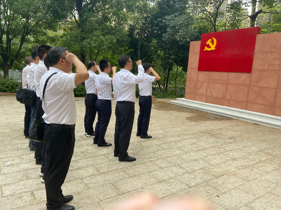 缅怀革命先烈 重温入党誓词