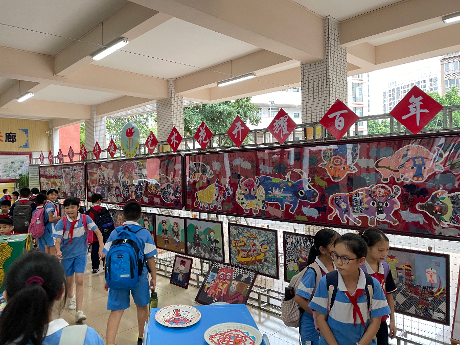 学生现场观看展览.jpg