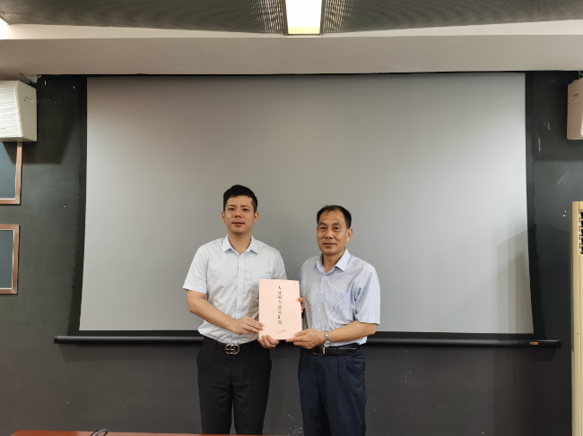 董和平局长一行前往广东远光投资集团有限公司开展“三送”活动并送上人社惠企政策汇编.jpg