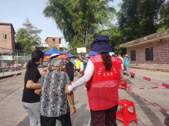 骄阳似火意更诚 党群一心抗疫情（配图2）.jpg