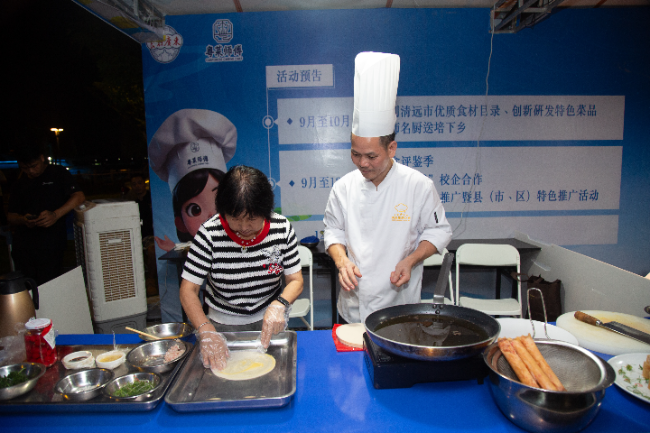 市民杨女士在星厨叶荣新指导下开展清远特色菜烹制 (3)(1).jpg