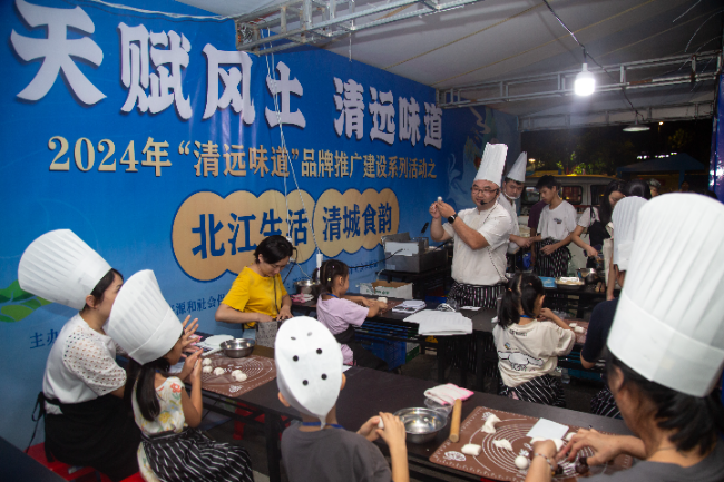 市民在培训机构指导下开展传统美食小吃制作(1).jpg