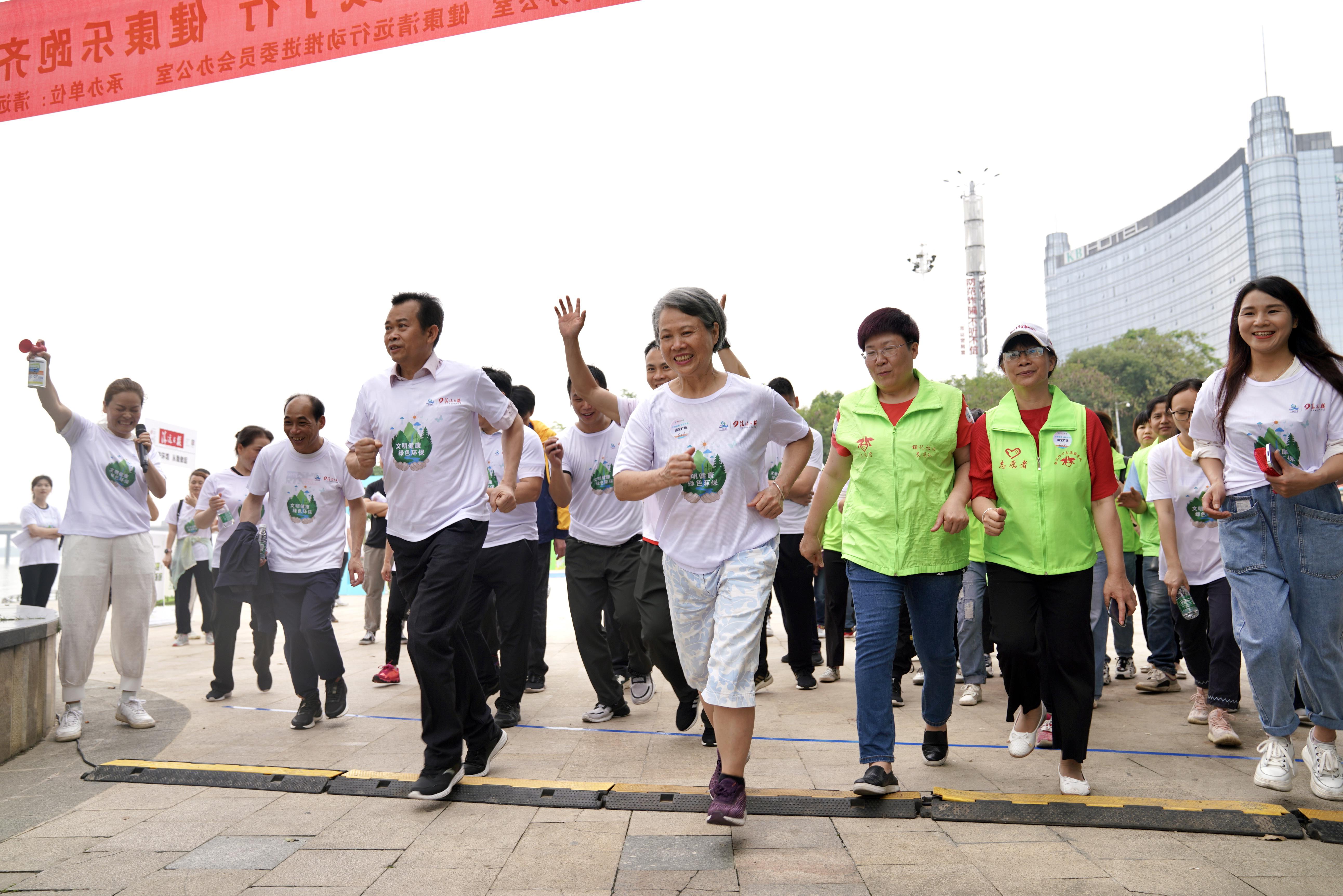 现场干部职工,志愿者,学生共100多人积极参与第33个爱国卫生运动月