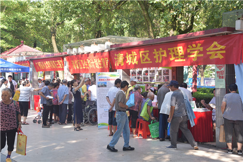 活动现场，专科医生接受群众咨询_副本