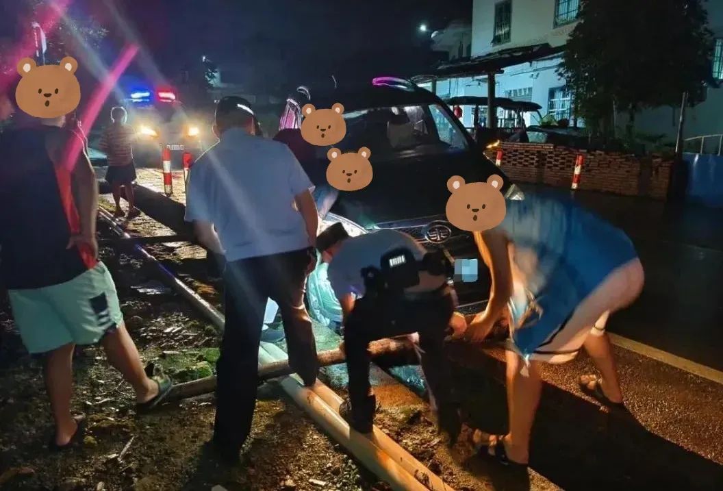 小车陷入路边沟渠，警民合力暖心帮助
