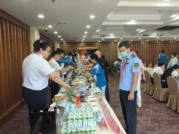守好“食安”底线  把牢“舌尖”关卡  市场监管部门顺利完成十五运中国式摔跤赛食品安全保障工作