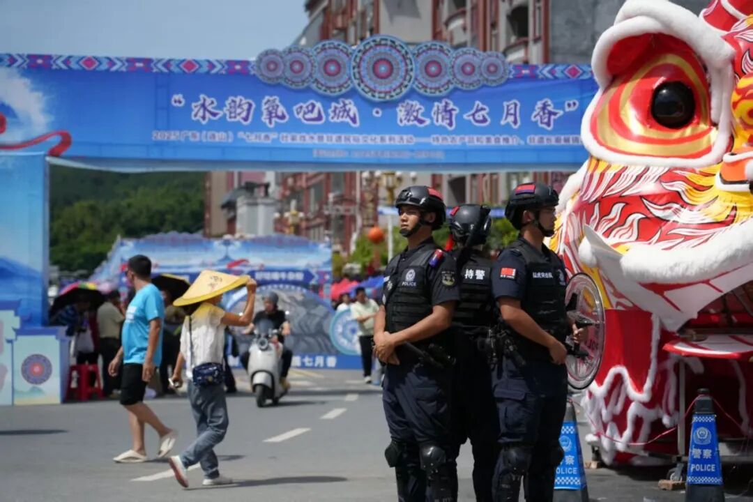“七月香”里警民情 警徽闪耀映戏水